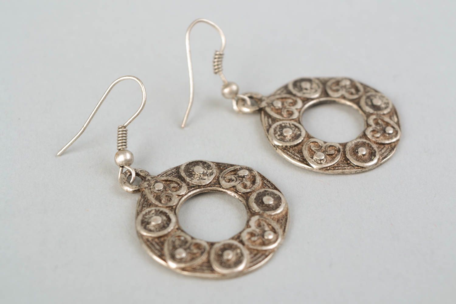 Boucles d'oreilles en métal anneaux faites main ethniques originales pour femme photo 4