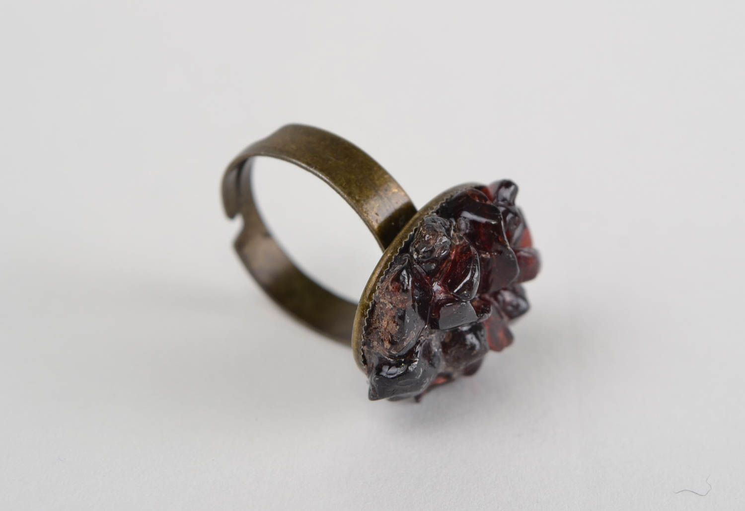 Кольцо с натуральным камнем гранатом ручной работы на металлической основе женское фото 4