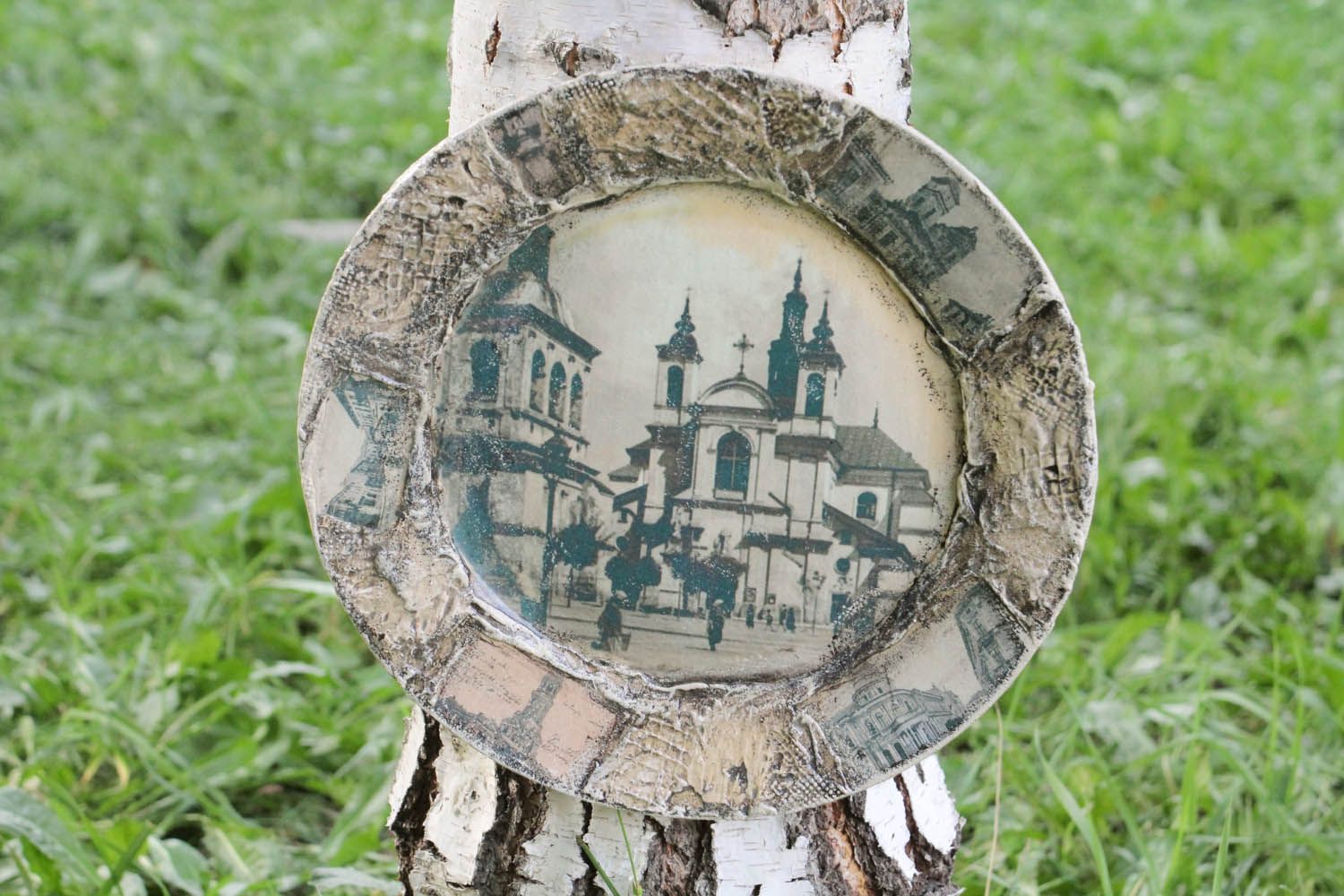 Prato decorativo feito de porcelana pintado com tinta acrílica e coberto verniz foto 2