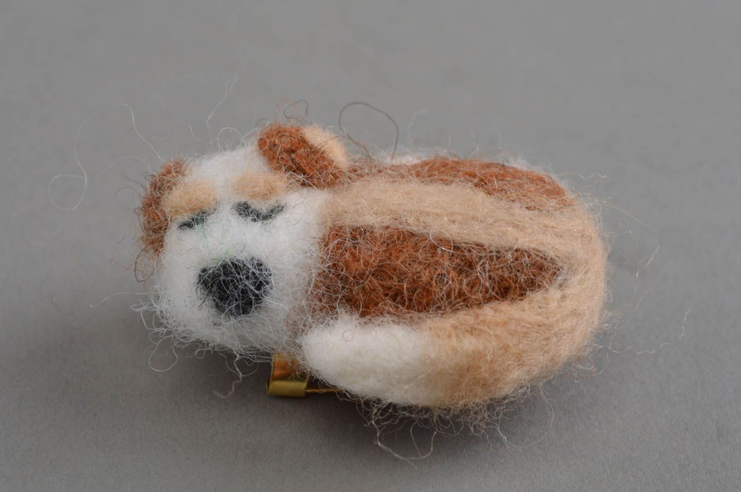 Petite broche chien beige en laine naturelle feutrée faite main originale photo 2