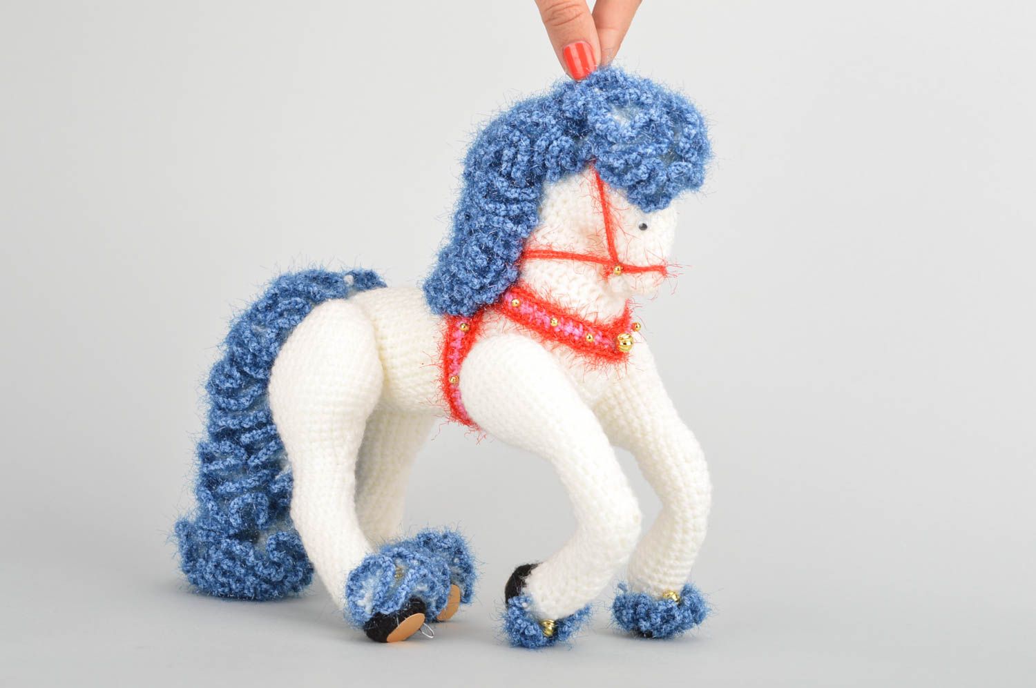 Joli jouet mou tricoté fait main en forme de cheval bleu blanc décoration photo 3
