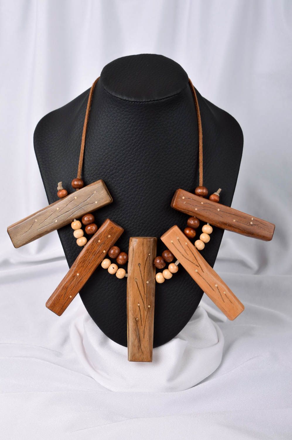 Collana di legno fatta a mano girocollo originale etnico accessorio da donna foto 1