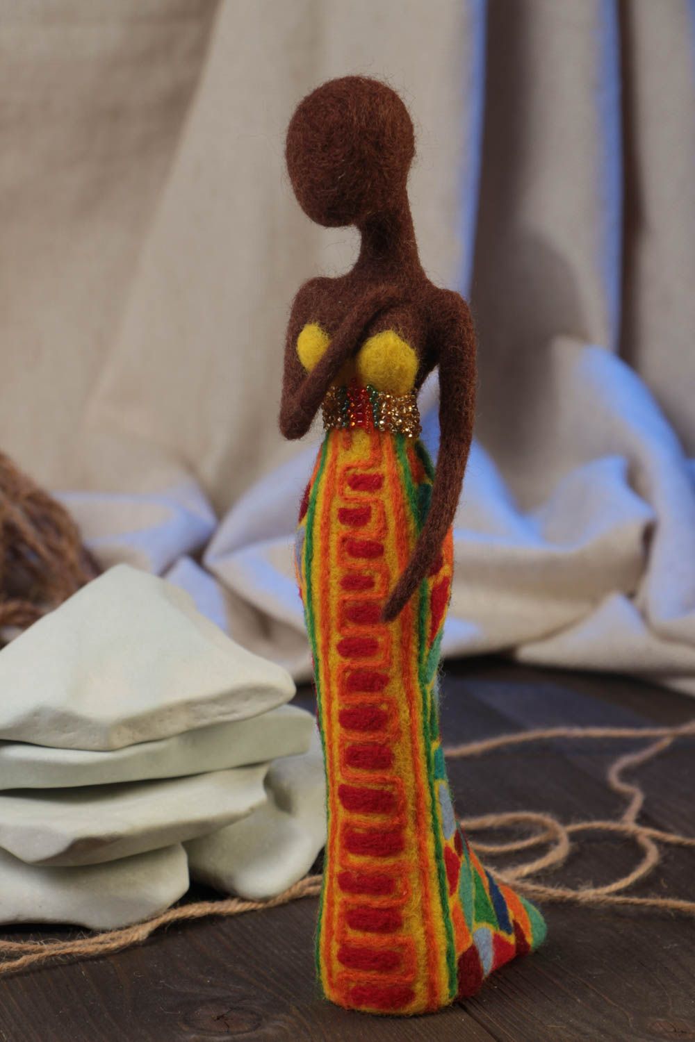 Figurine femme africaine en robe multicolore en laine feutrée faite main photo 1