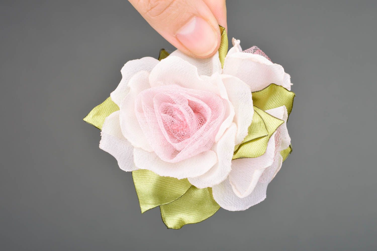 Handmade hair clip brooch with three pink flowers created of satin and tulle photo 3