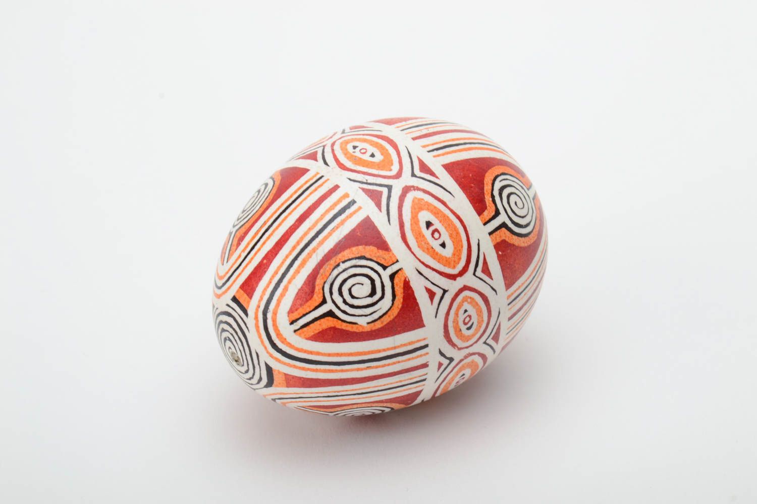 Huevo de Pascua artesanal pintado en estilo étnico foto 2