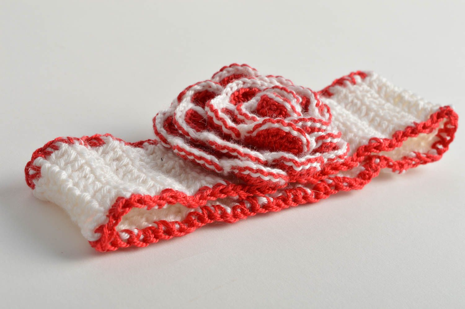 Banda de pelo infantil tejida a crochet artesanal con flor de color blanquirojo foto 3