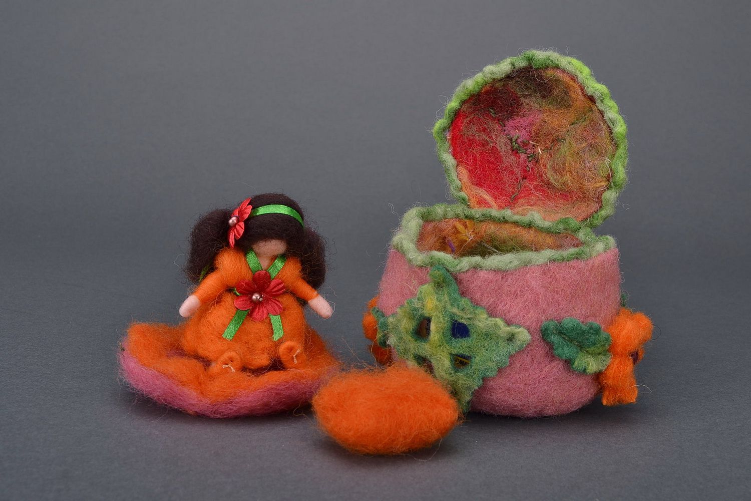 Bambola in casa di lana fatta a mano pupazzo tessile originale da bambina foto 1