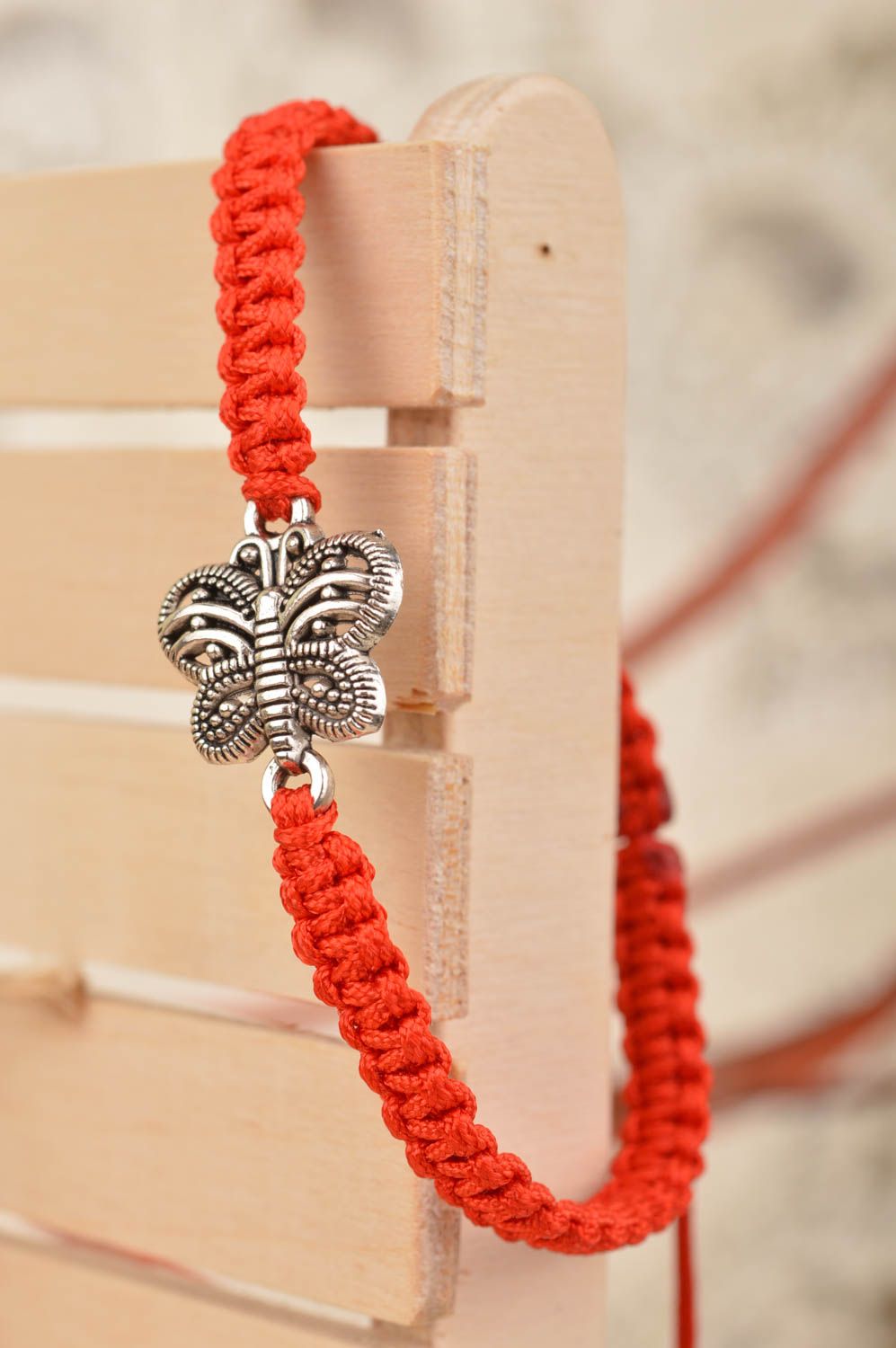 Bracelet tressé en fils de soie fin rouge avec papillon en métal fait main photo 1