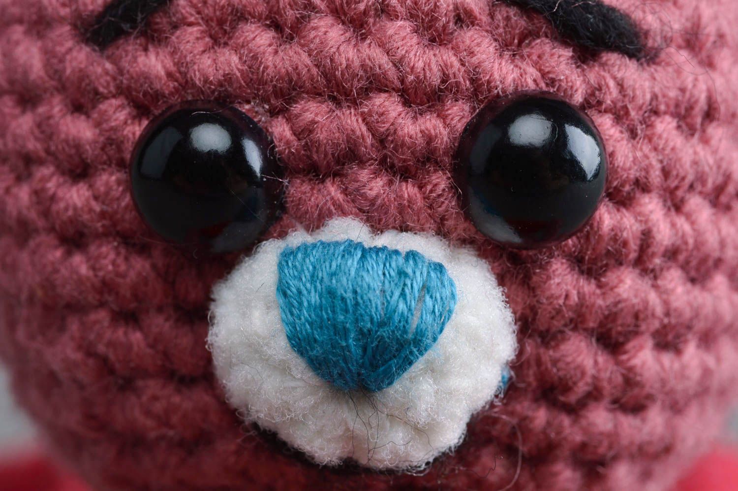 Petit jouet ours rose avec coeur rouge tricoté en acrylique au crochet fait main photo 2