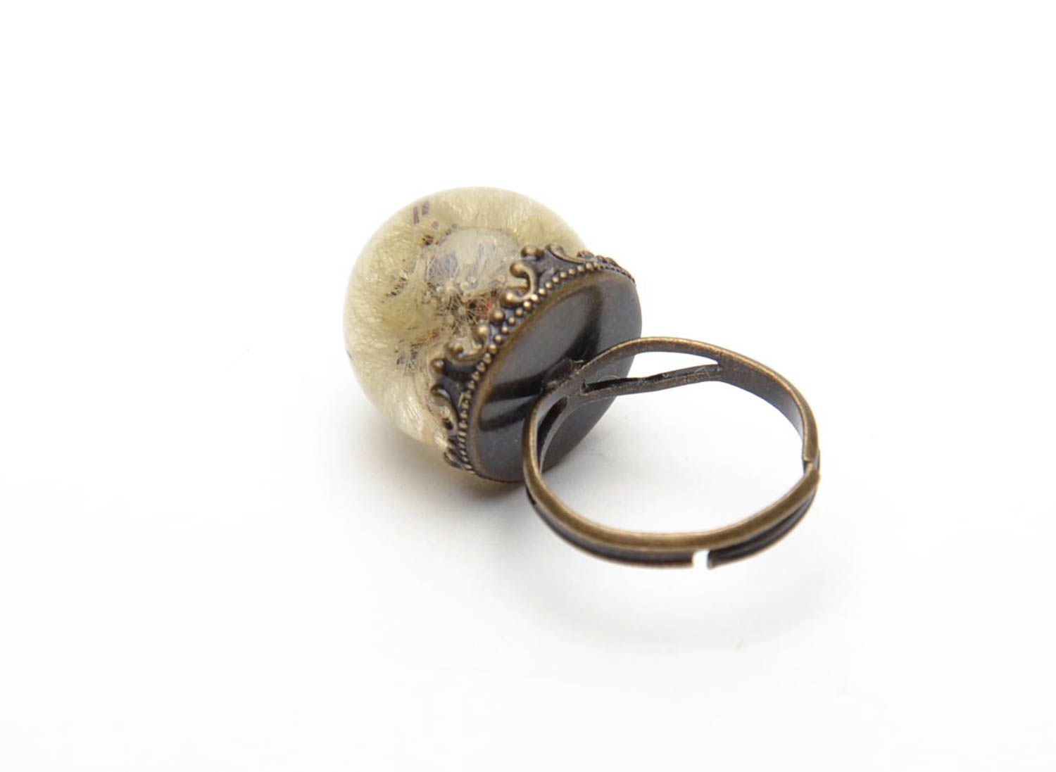Бронзовый перстень с настоящим одуванчиком в эпоксидной смоле фото 4