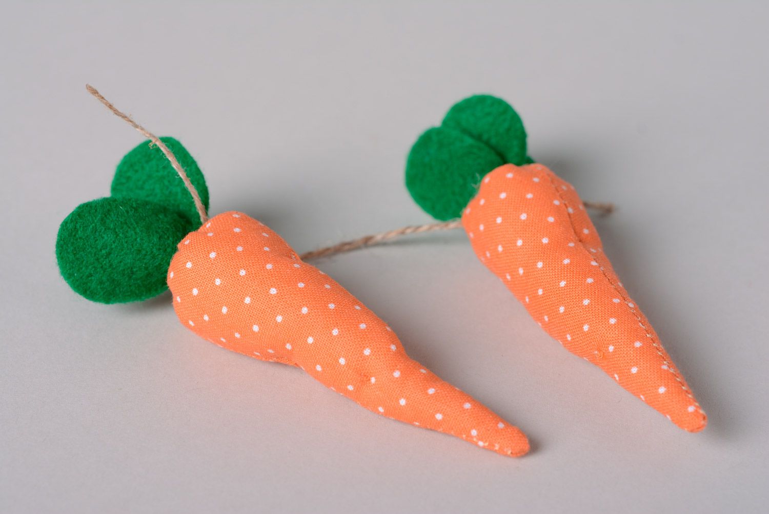 Мягкая игрушка ручной работы заяц в клетчатом костюме из льна хлопка и флиса фото 3