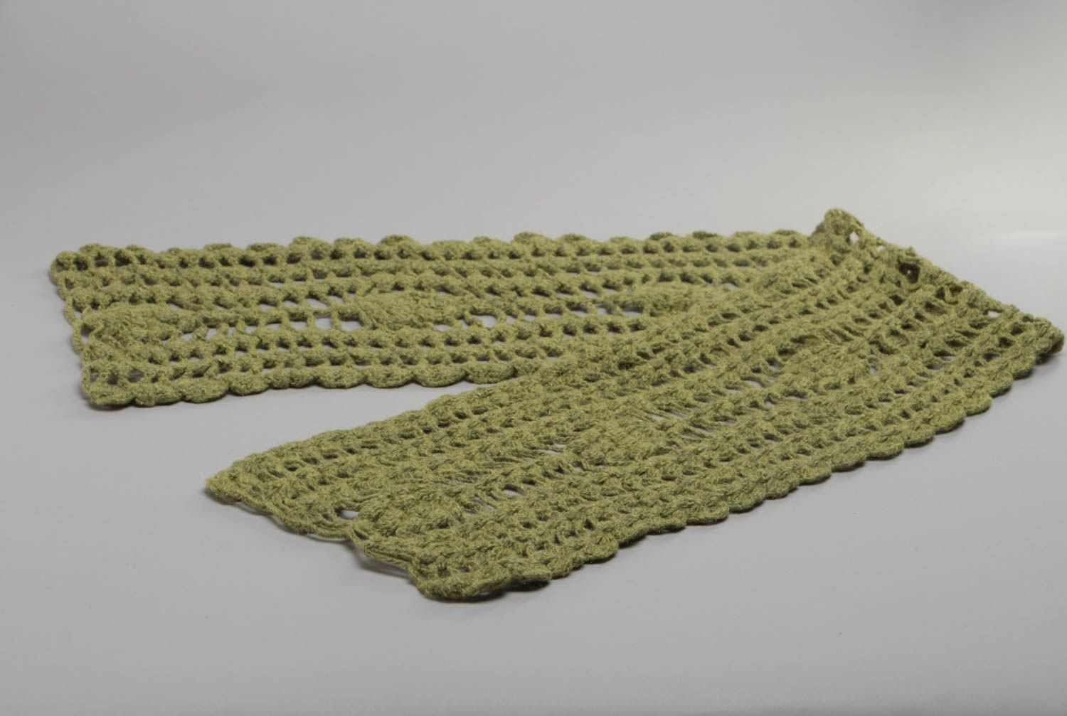 Écharpe tricotée en mohair au crochet de couleur kaki à motif faite main photo 3