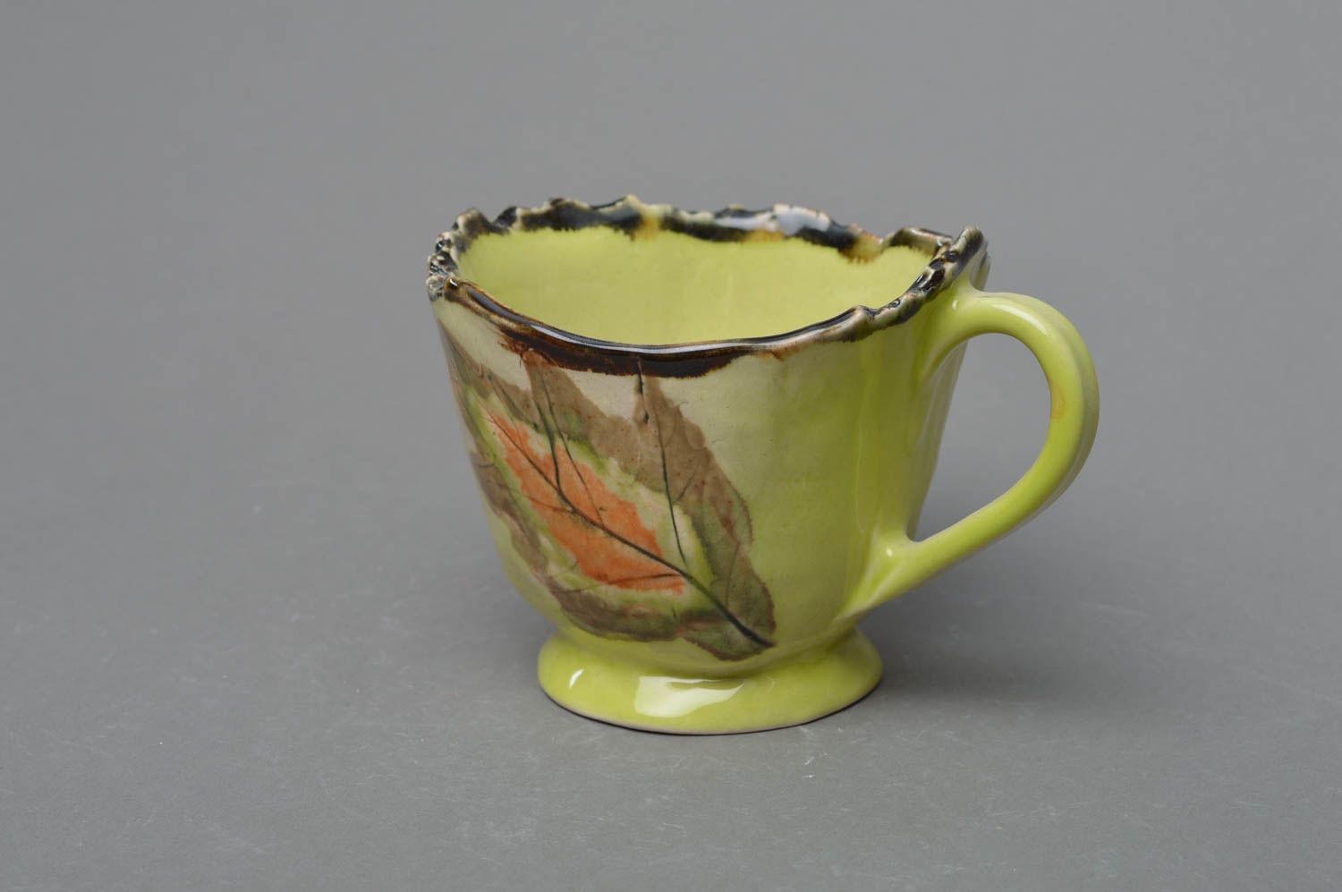 Schöne bunte handgemachte Tasse aus Porzellan mit Glasur Bemalung Blätter foto 1