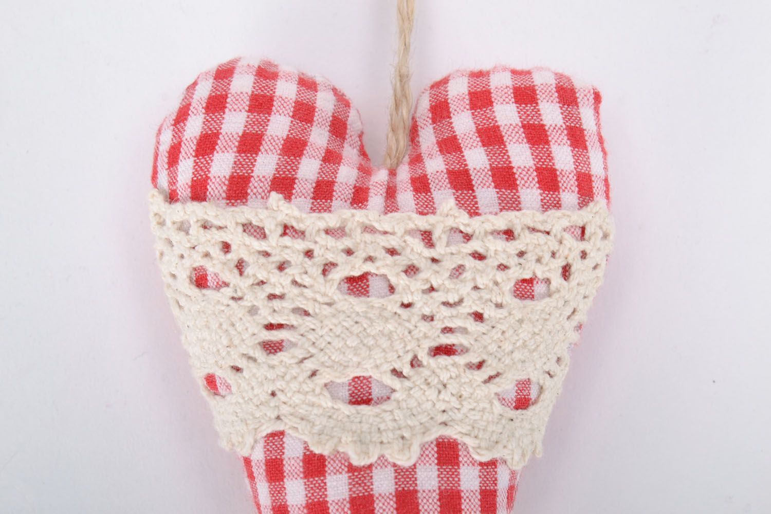 Coeur décoratif en tissu original fait main mou blanc-rouge à carreaux photo 4