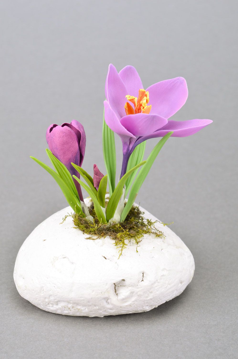 Синереневый цветок крокус из полимерной глины ручной работы для декора интерьера фото 5
