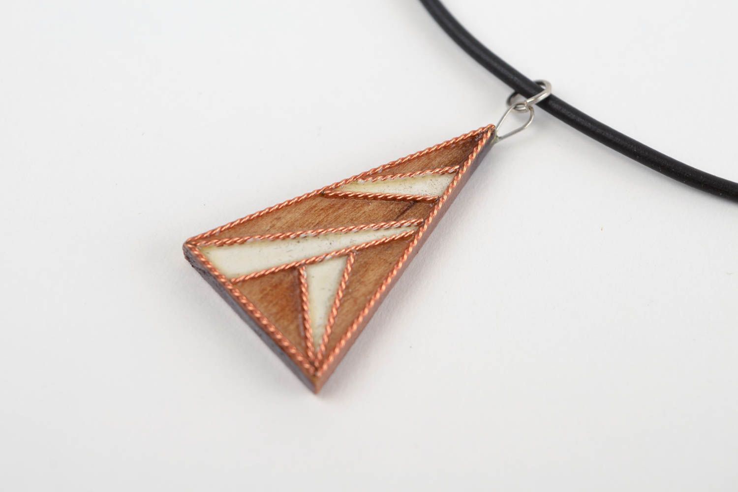 Pendentif triangle Bijou fait main en bois design original Cadeau femme photo 3