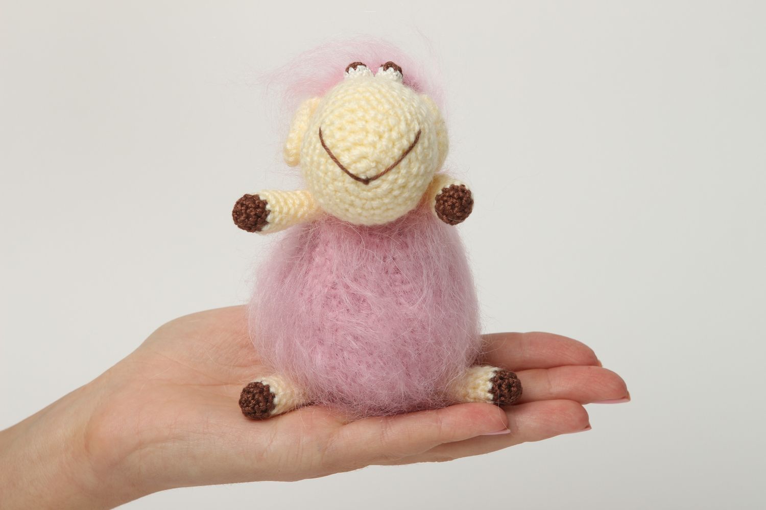 Peluche brebis faite main Cadeau enfant Déco maison rose tricotée crochet photo 5