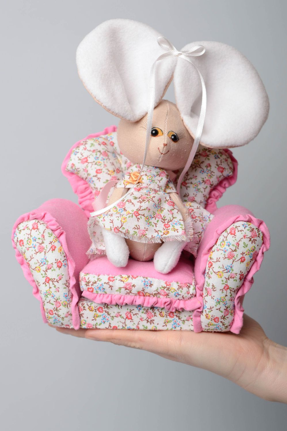 Игрушка мышь в кресле текстильная фото 5