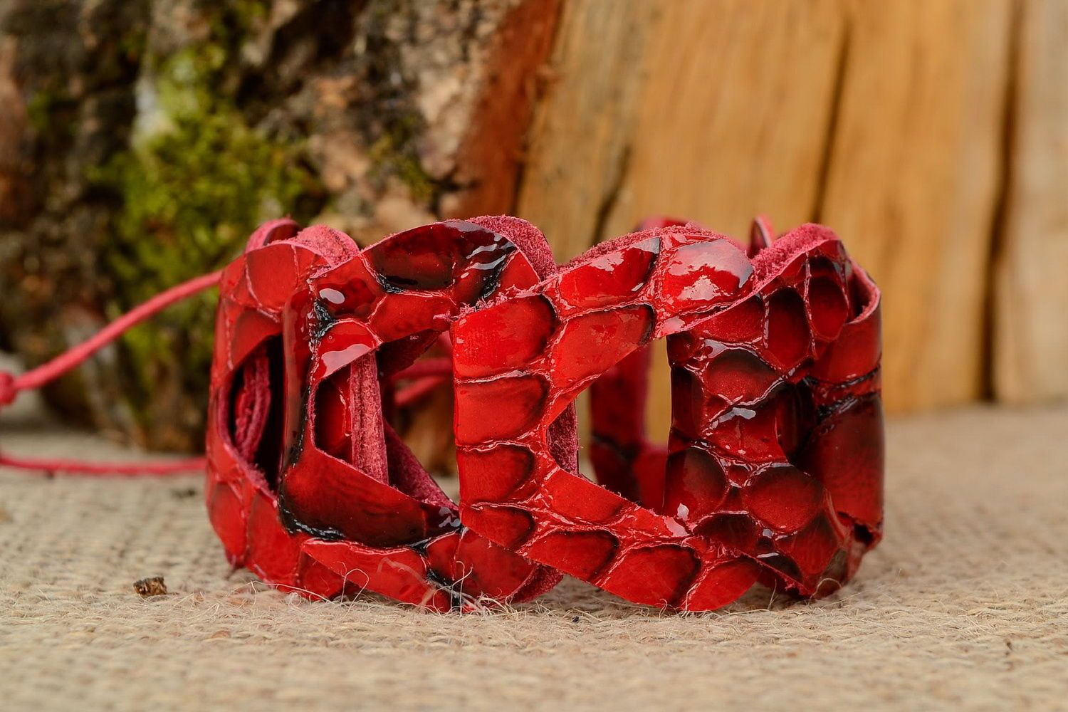 Grand bracelet en cuir rouge fait main photo 1