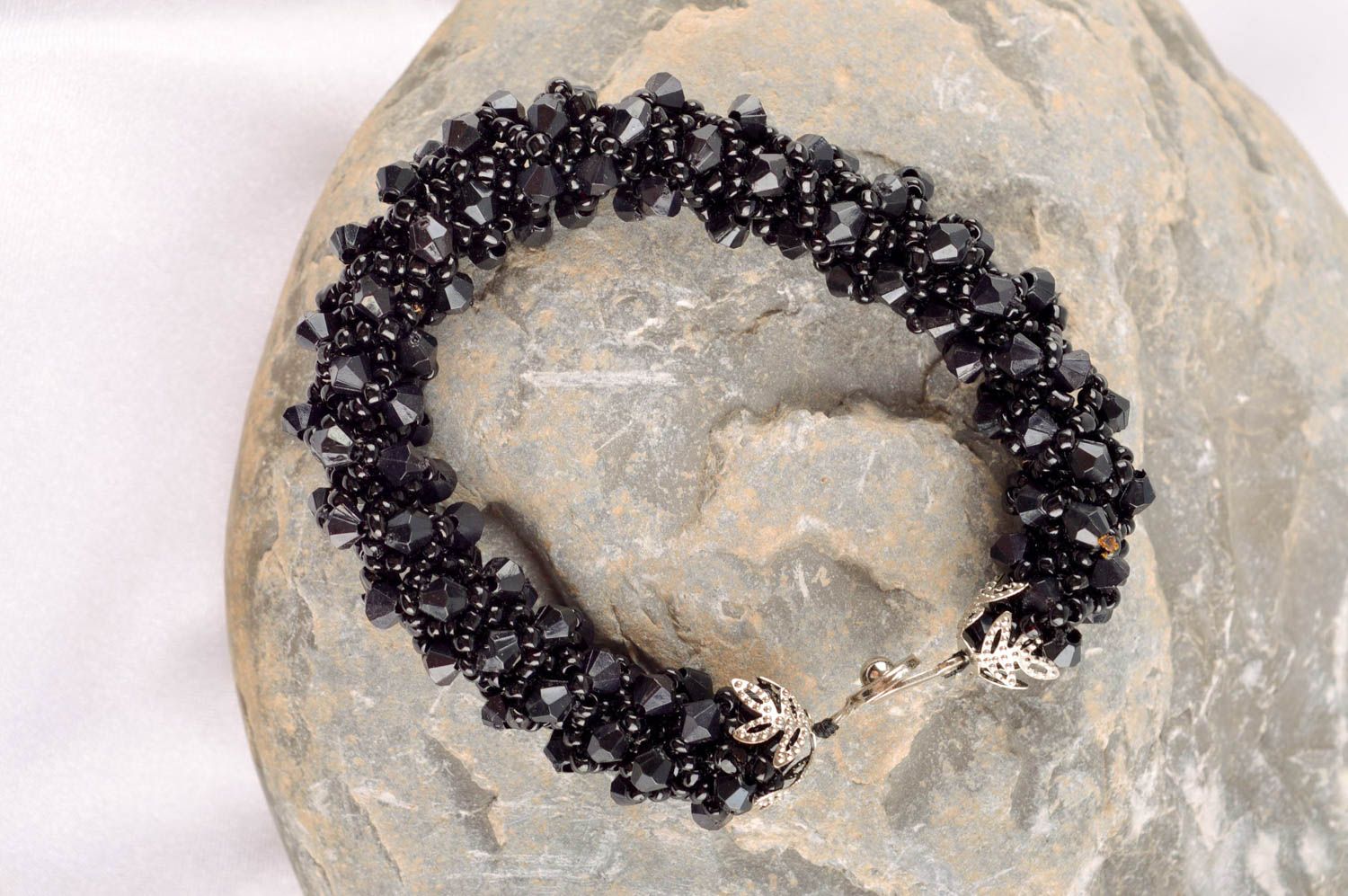 Bracelet noir Bijou fait main tissé en perles de rocaille original Cadeau femme photo 1