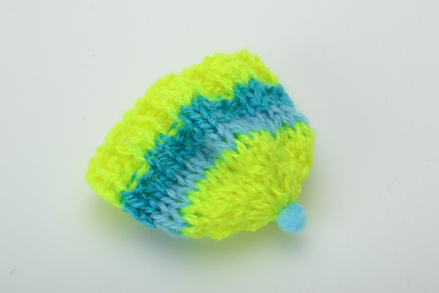Bonnet rayé pour oeuf fait main jaune bleu tricoté en fils décoration de Pâques photo 3