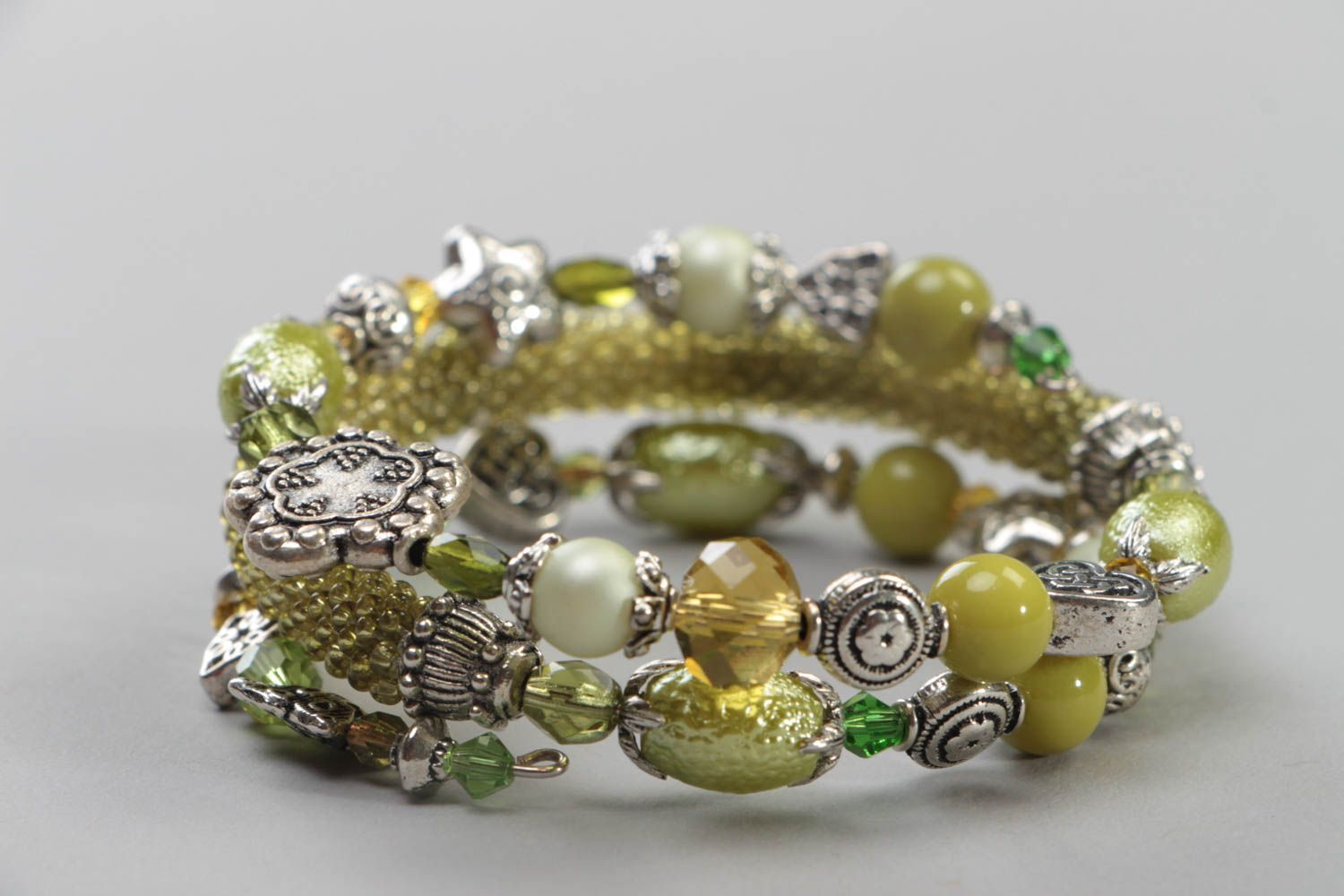 Large bracelet en perles de rocaille et perles fantaisie vert fait main photo 3
