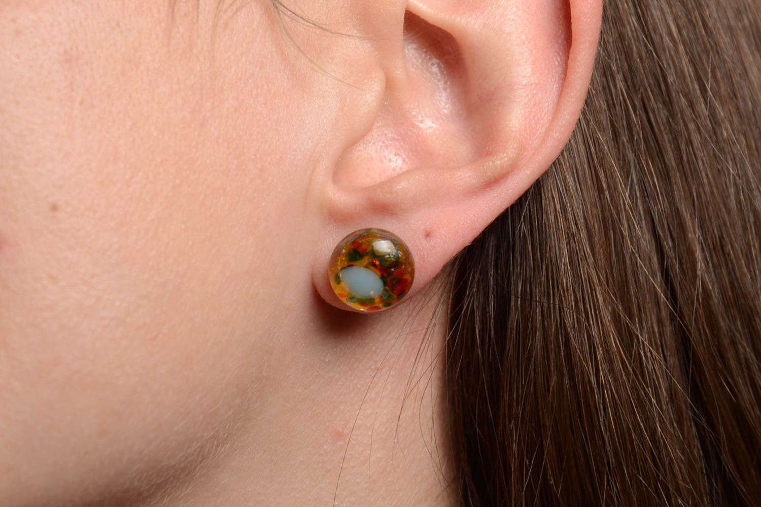 Boucles d'oreilles clous rondes petites en verre colorées faites main accessoire photo 2