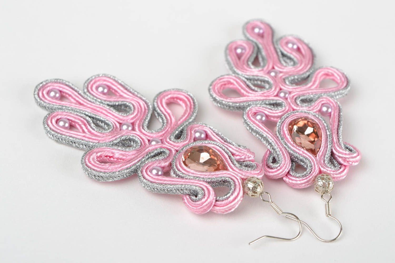Pendientes artesanales de soutage de cordones con cuentas plásticas rosados foto 4