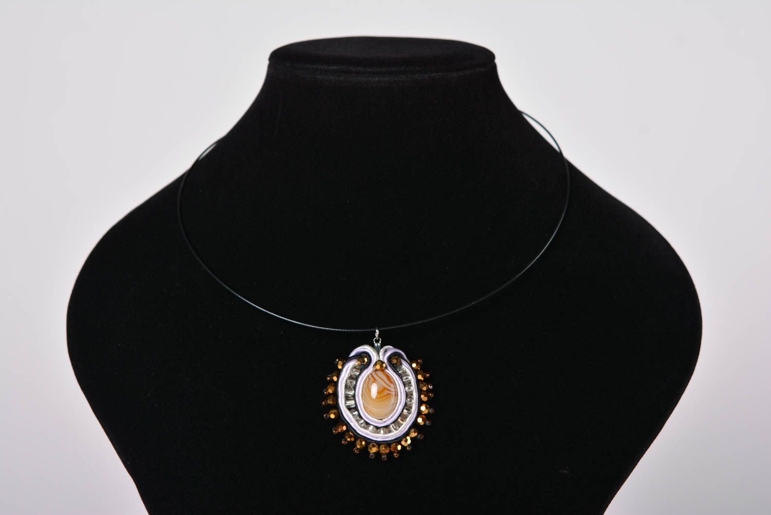 Pendentif en perles de rocaille Bijou fait main soutache design Accessoire femme photo 3
