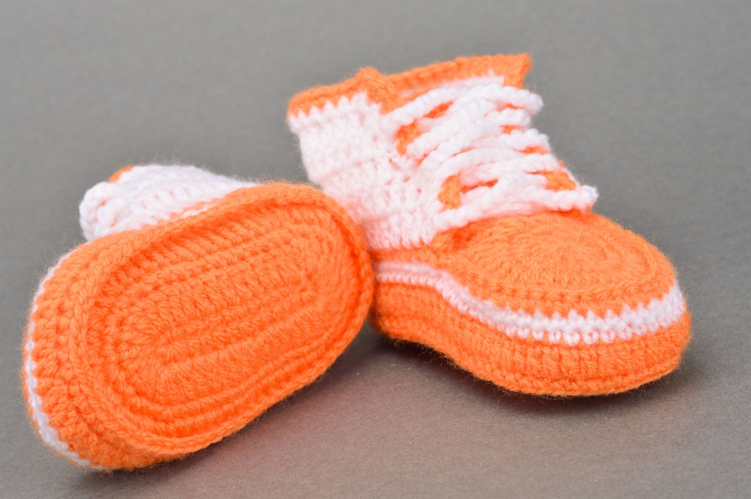 Chaussons de bébé tricotés manuellement d'acryl avec crochet baskets oranges  photo 5