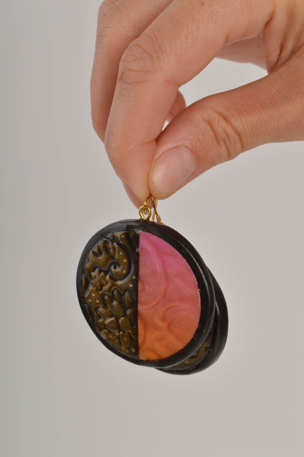 Модные серьги украшение ручной работы серьги из полимерной глины круглые фото 5