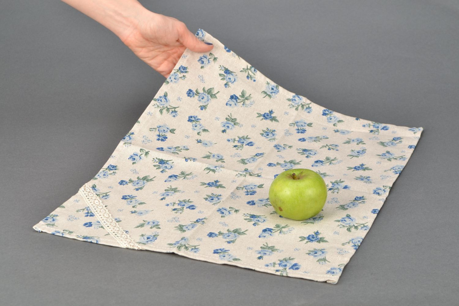 Декоративная салфетка в цветочек из ткани Голубая роза фото 2