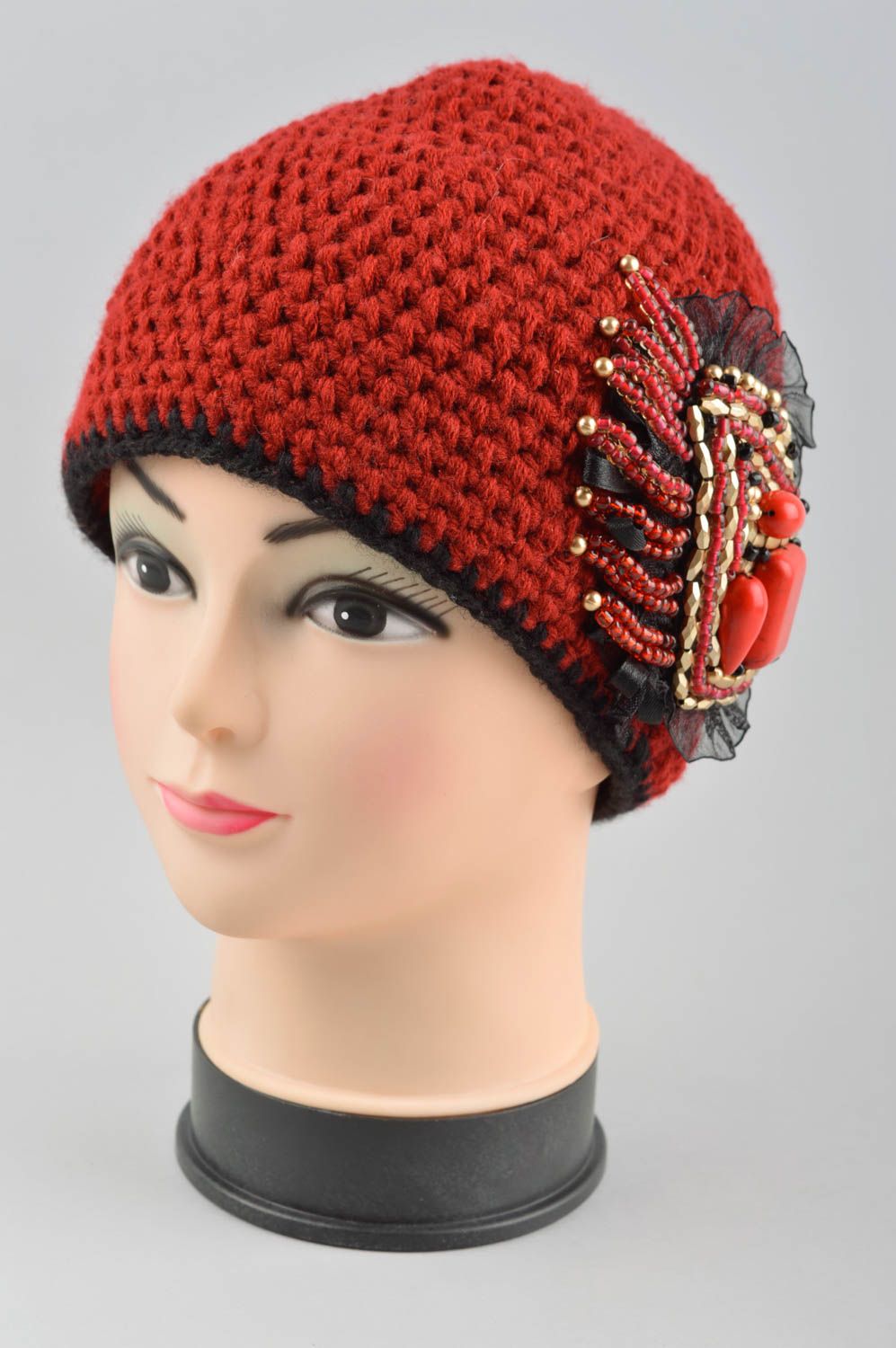 Вязаная шапка ручной работы зимняя шапка красная вязаная шапочка с бисером фото 2