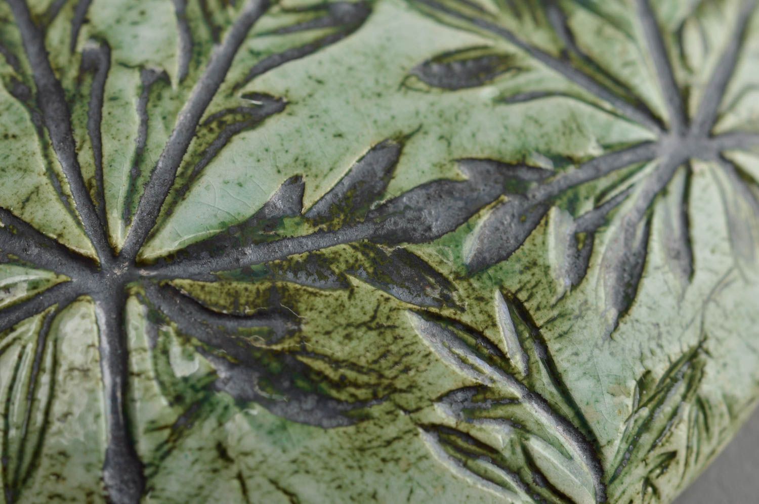 Pendentif rond vert en argile à motif végétal fait main design de créateur photo 5