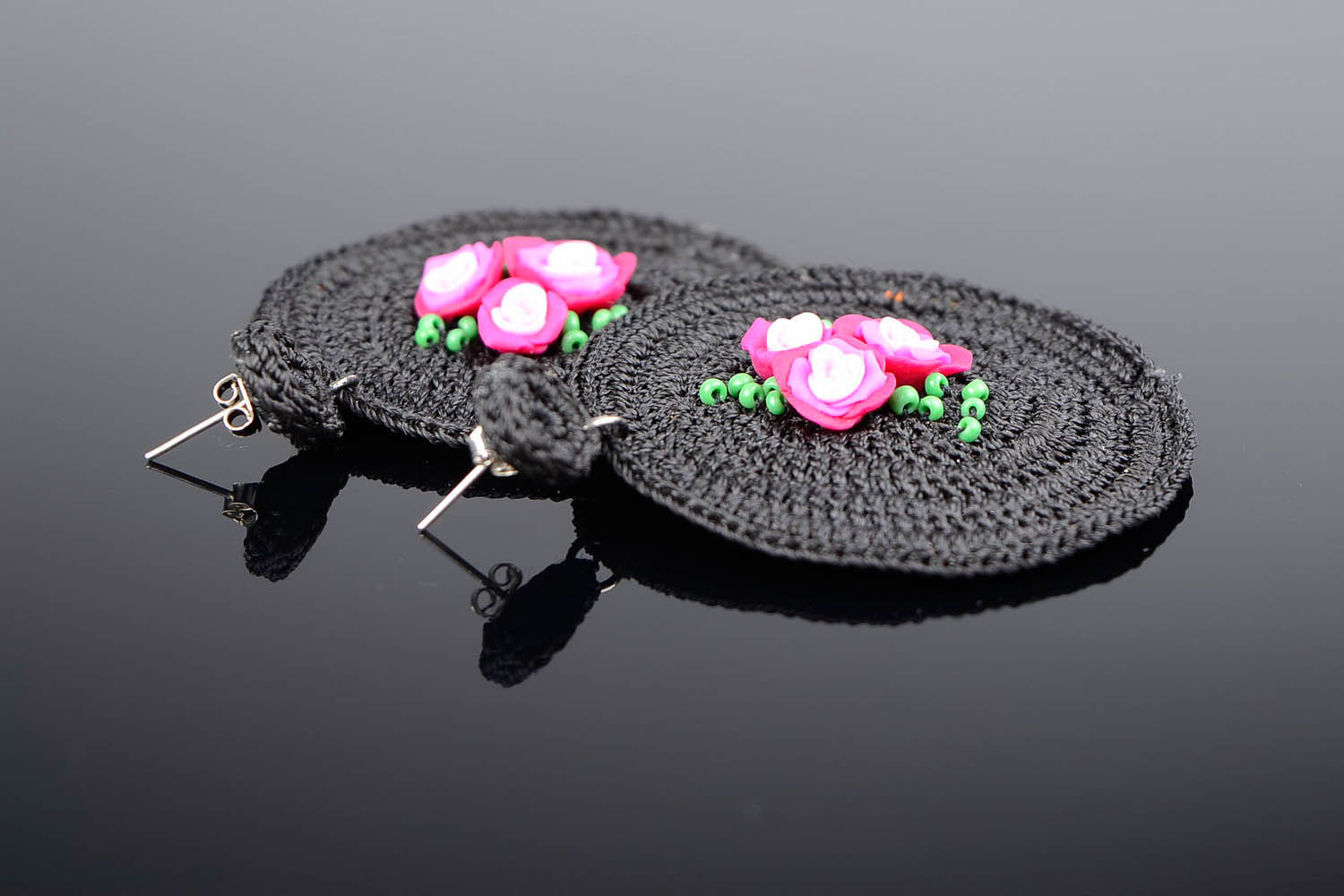 Knitted earrings with roses photo 1
