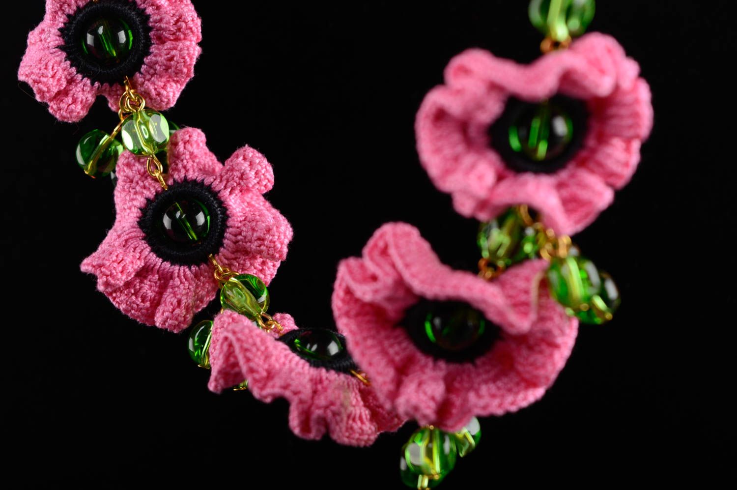 Collar tejido a ganchillo con flores rosadas foto 3