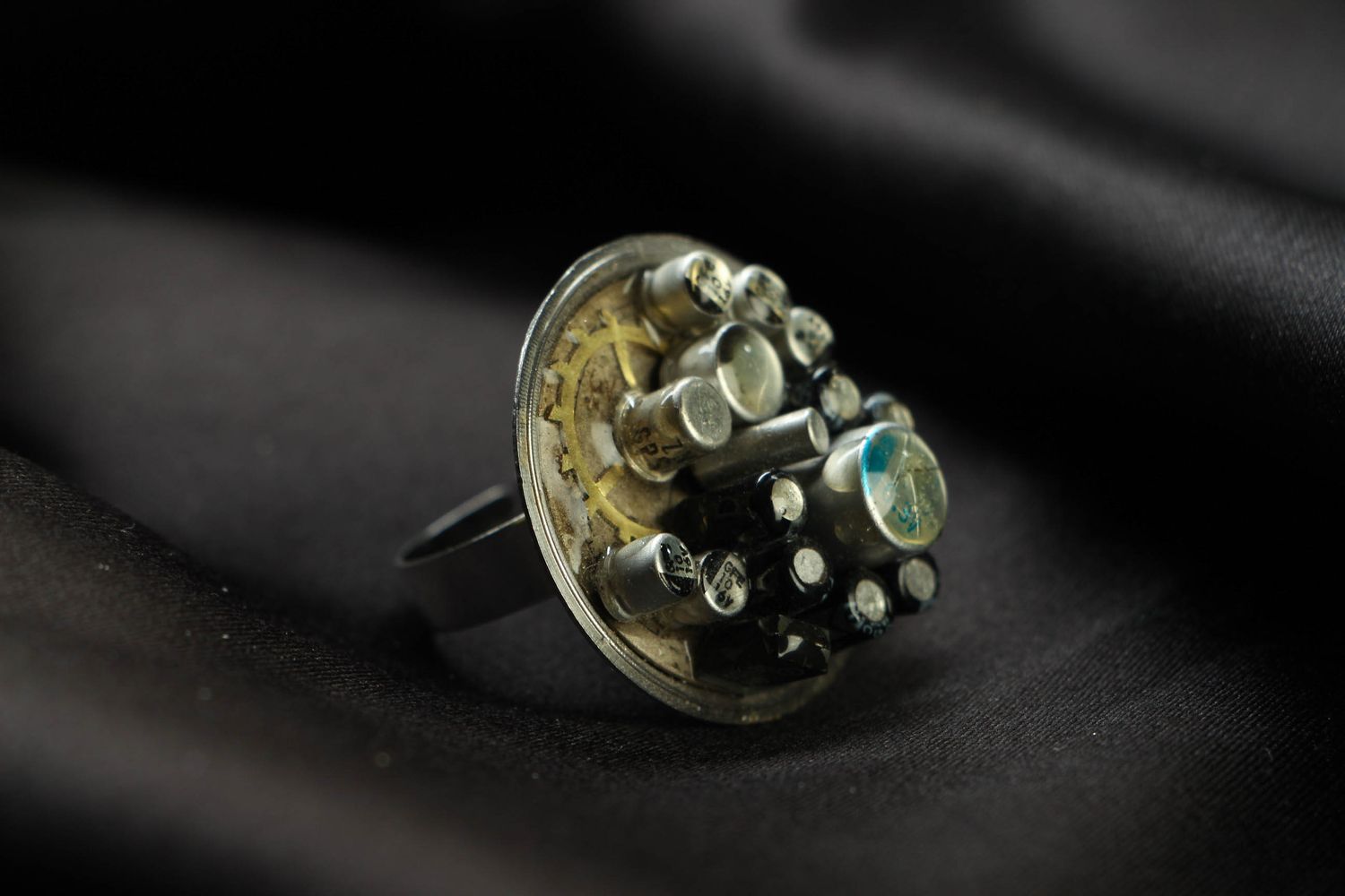 Массивное металлическое кольцо в стиле киберпанк фото 1