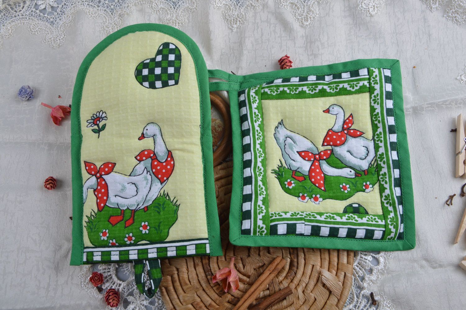 Set of handmade kitchen accessories square hot pot holder and oven mitt 2 items photo 4