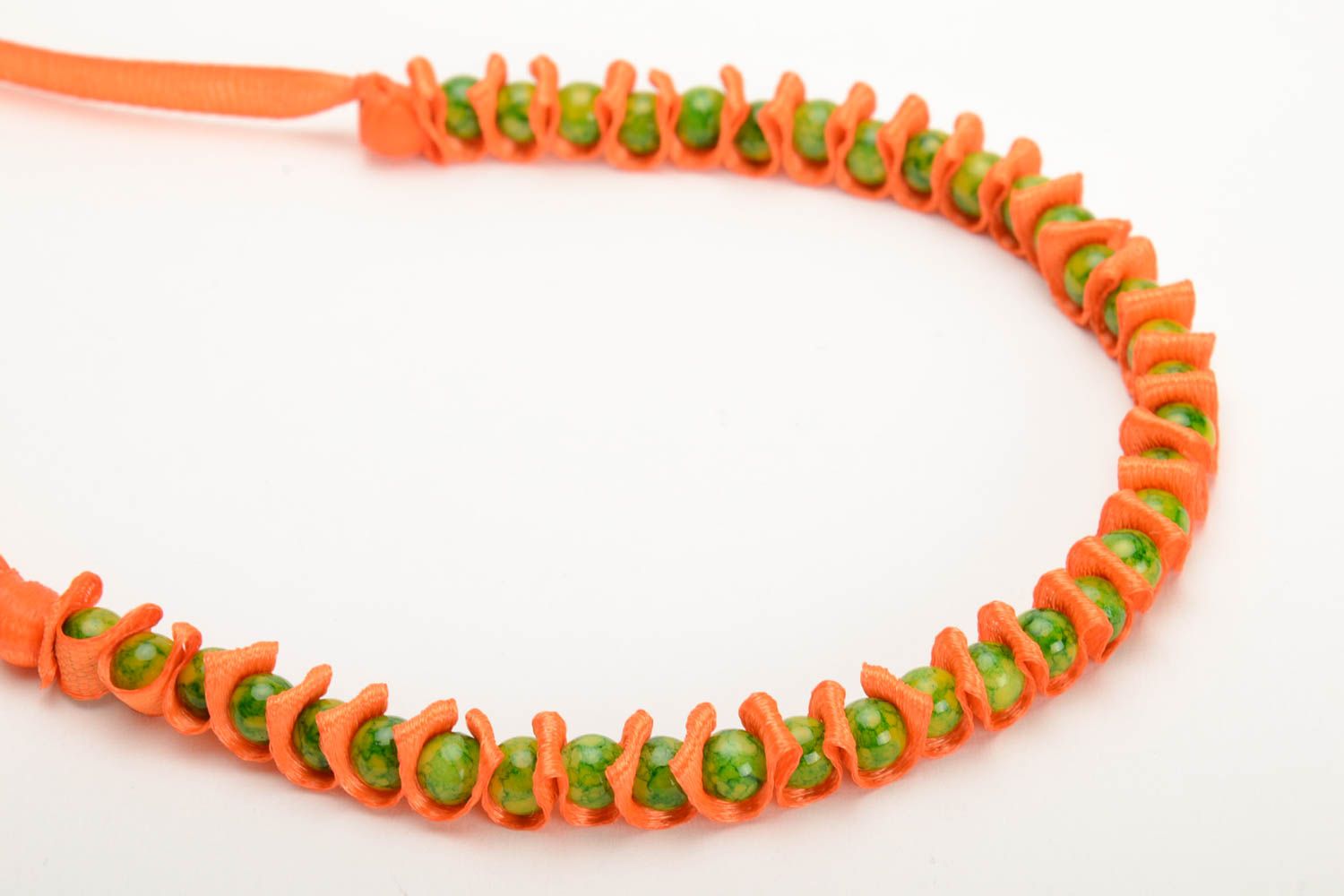 Bracelet en perles fantaisie vertes et ruban de satin orange fait main photo 2