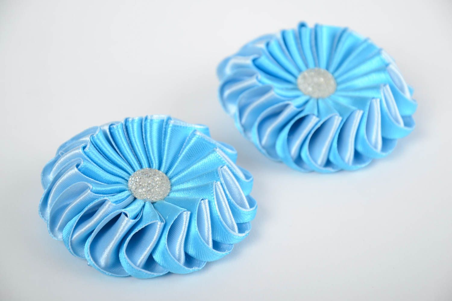 Élastiques à cheveux ronds bleus faits main 2 pièces pour enfants avec fleurs photo 5