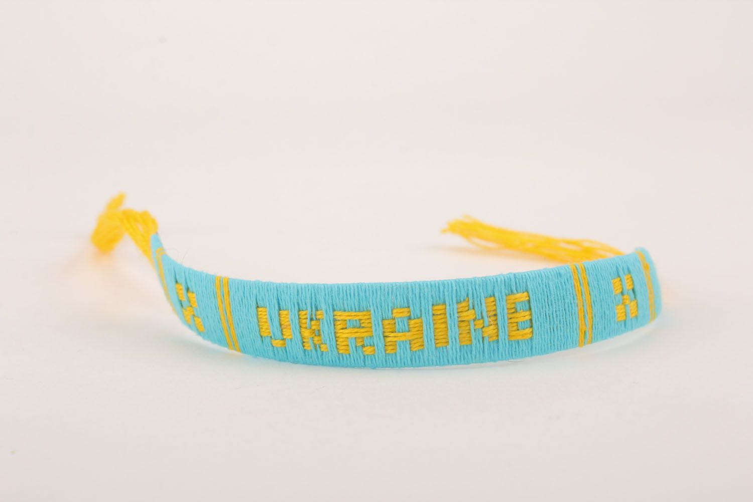 Плетеный браслет из ниток Ukraine фото 1
