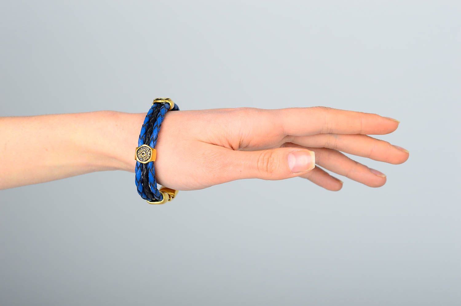 Кожаный браслет ручной работы синий браслет на руку украшение из кожи плетеное фото 2