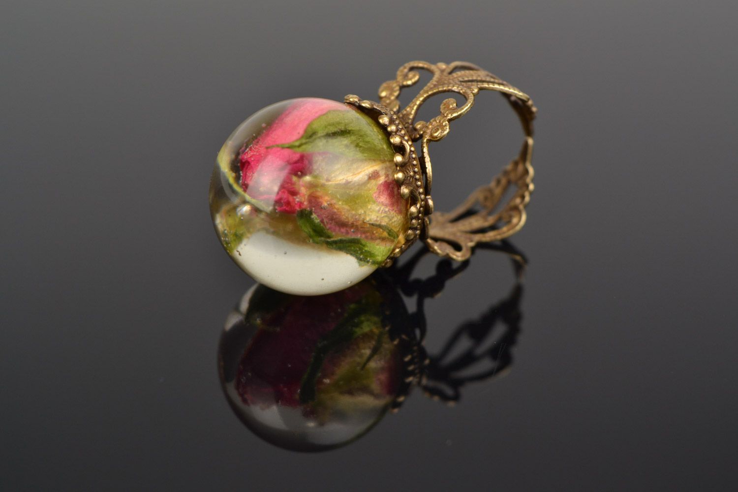 Перстень с живыми цветами в эпоксидной смоле и красивой фурнитурой хэнд мэйд фото 1