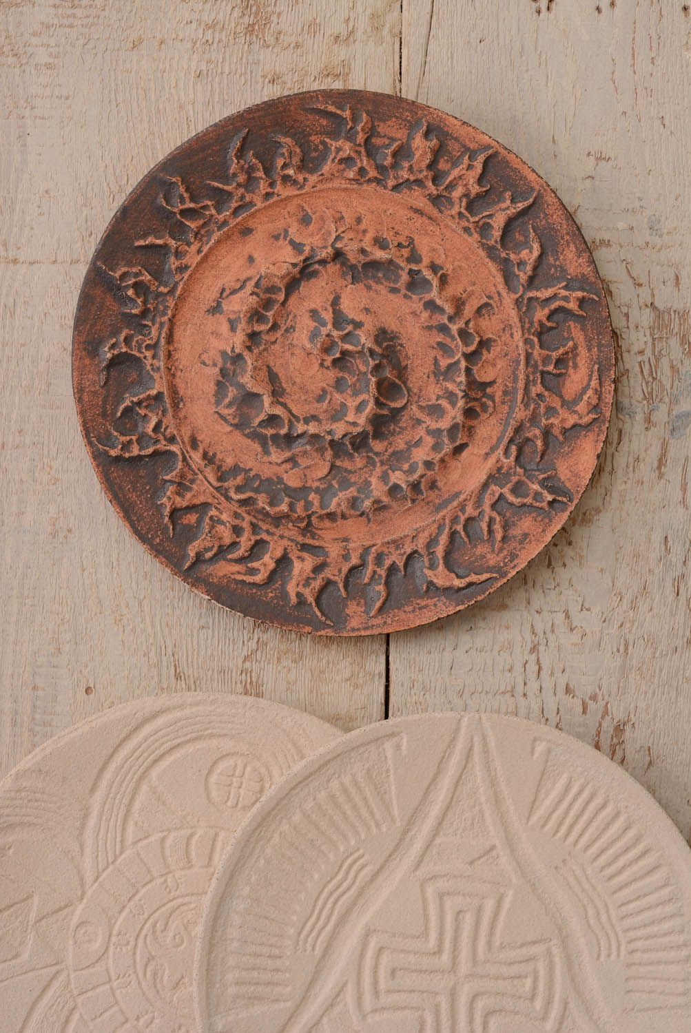 Prato talismã de cerâmica pingente decorativo para parede de argila feito à mão Espiral foto 3