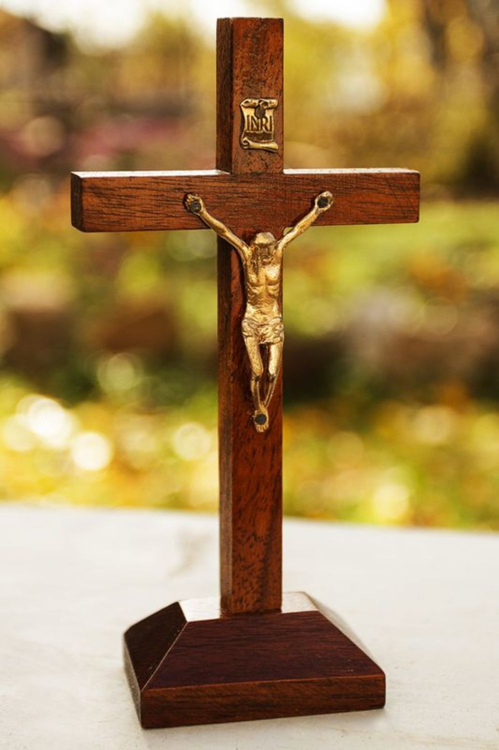 Деревянный настольный крест с распятием фото 2