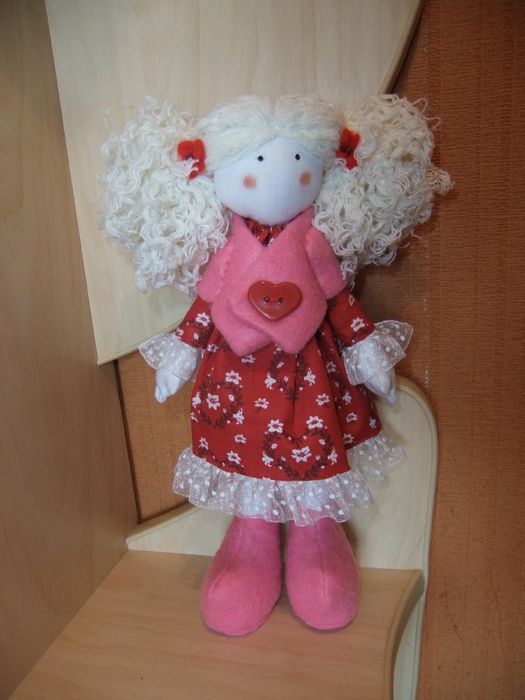 Muñeca de trapo hecha a mano original para niños y para decorar interiores rubia foto 2