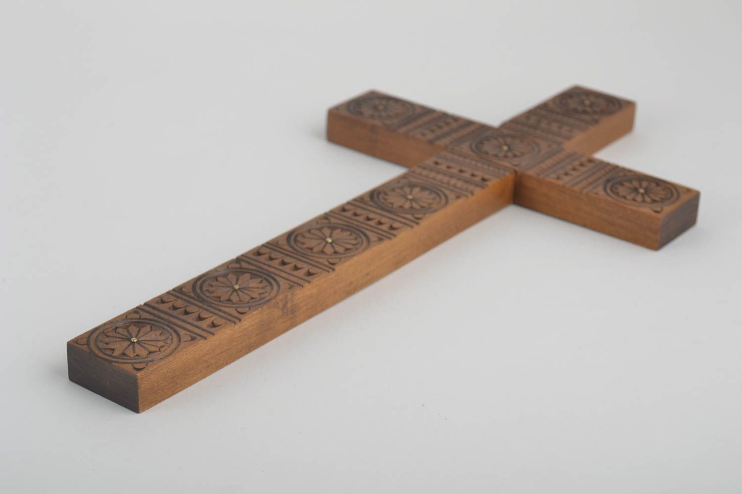 Крест ручной работы резной крест из дерева оберег для дома украшение на стену фото 4