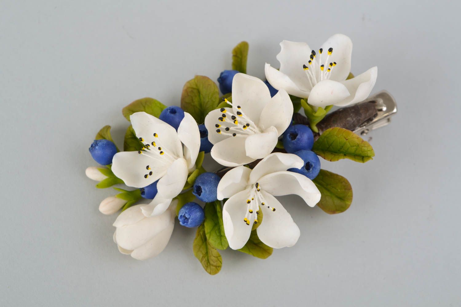 Заколка для волос из самозатвердевающей тайской глины Цветы яблони и голубика фото 3