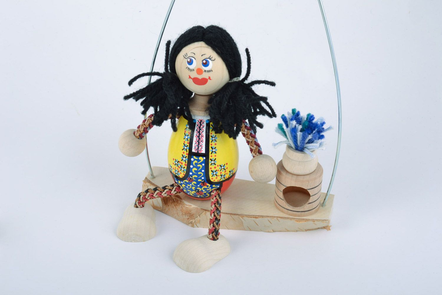 Яркая деревянная игрушка Девочка на лавочке ручной работы экологически чистая фото 3