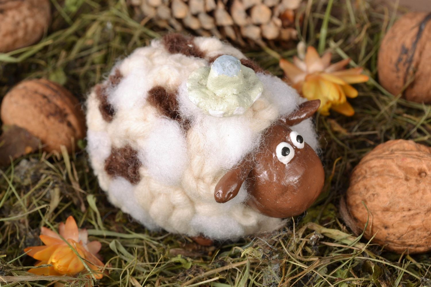 Фигурка из папье-маше овечка белая с коричневыми пятнышками  фото 1